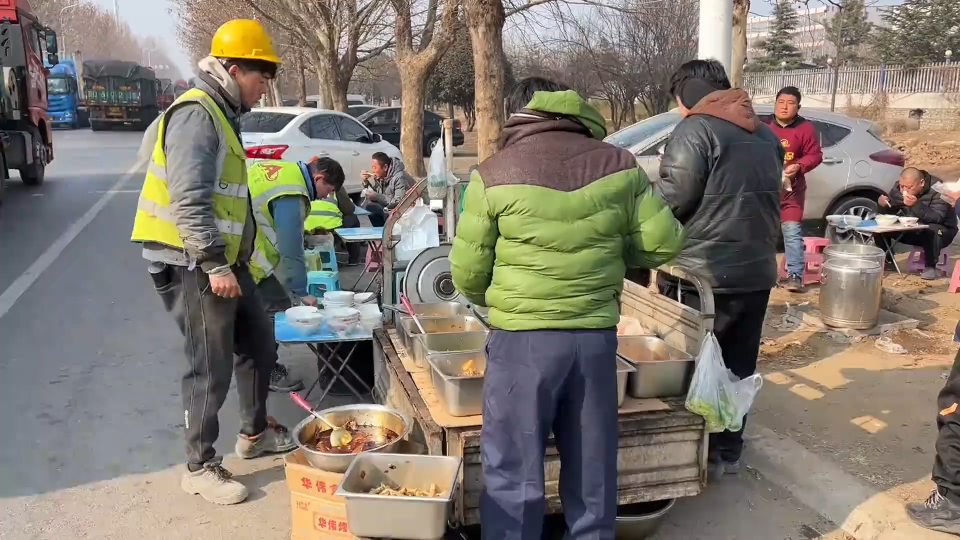 山东临沂工地盒饭,10元管饱随便吃,有鸡有鱼个个粘荤腥,真实惠