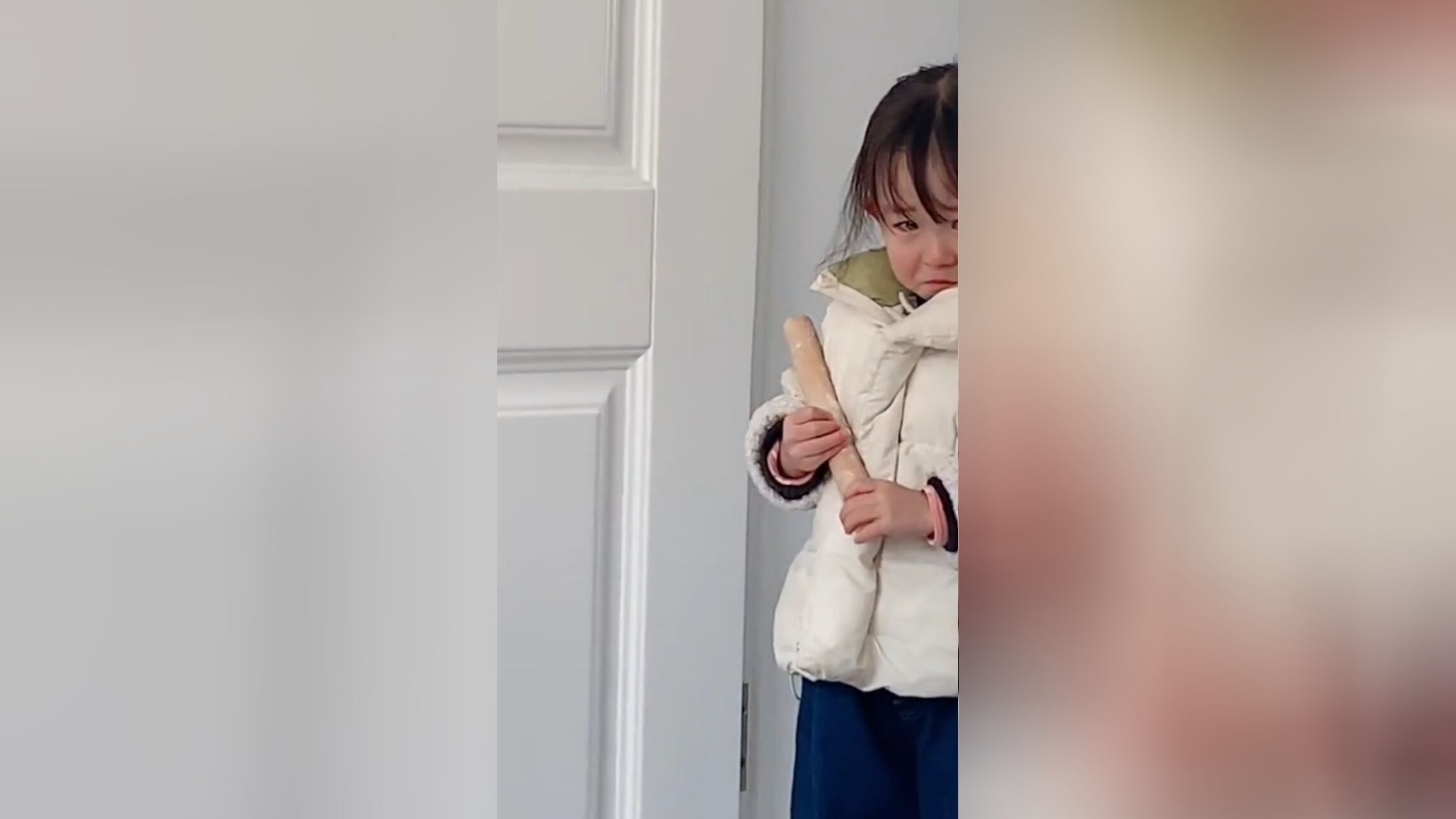 贴心小棉袄女孩看到妈妈发烧躺床上担心得站在门口直哭