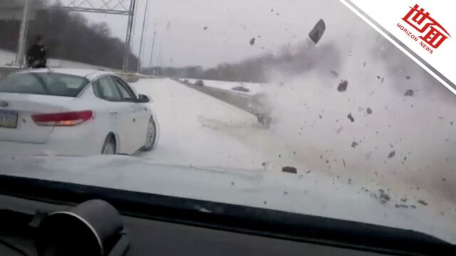 美国一皮卡车失控撞上路边警车瞬间:汽车零件横飞 警察及时跑开逃过一劫