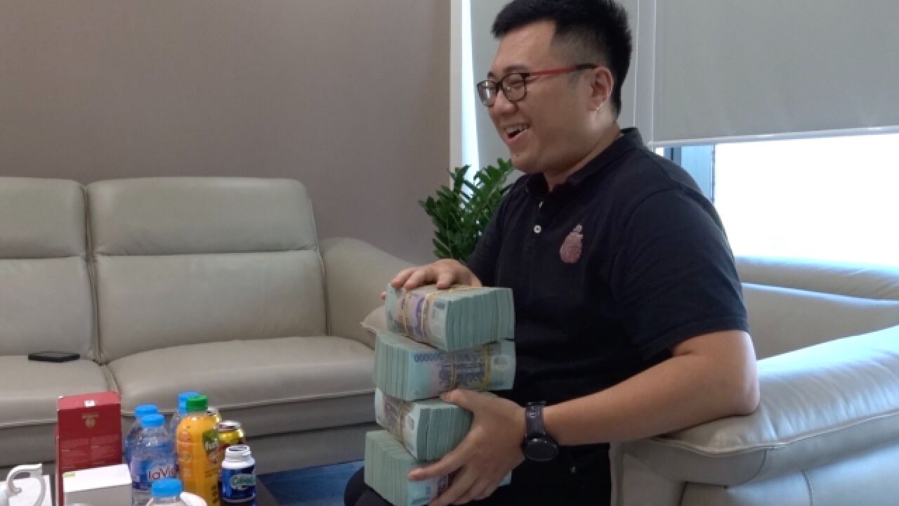 越南式投资太豪横!布袋子装20亿现金,小伙乐懵直接拎上街