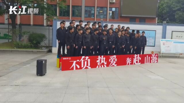 “壮志凌云,高考加油!”高一高二学生给学姐学长们送祝福