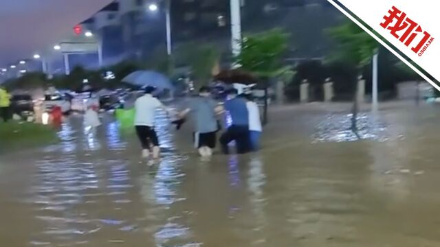 湖北咸宁遭遇暴雨当地正抢险排涝 商户:积水最深到大腿 车辆无法通行