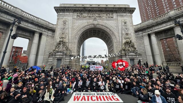 美数千名抗议者封堵曼哈顿大桥要求永久停火 高呼“让加沙活下去”