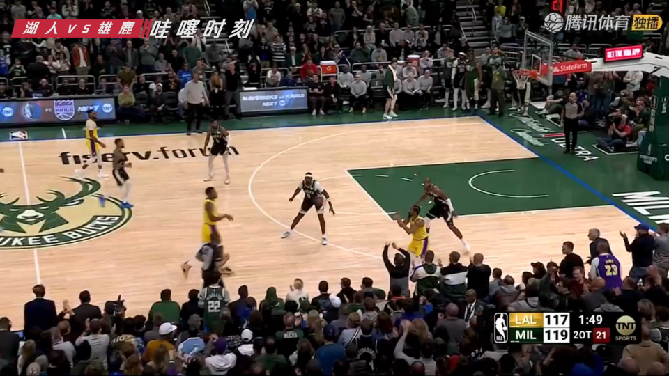 还有体力!利拉德飞身抢断一条龙扣篮得手 随后里弗斯突破完成回应