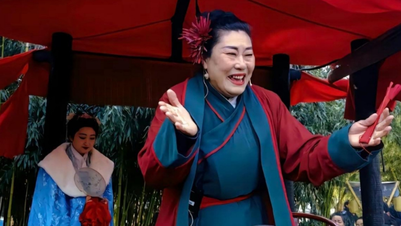 河南"王婆"扮演者火了,嗓子都说哑停工两天,回应走红格局超大