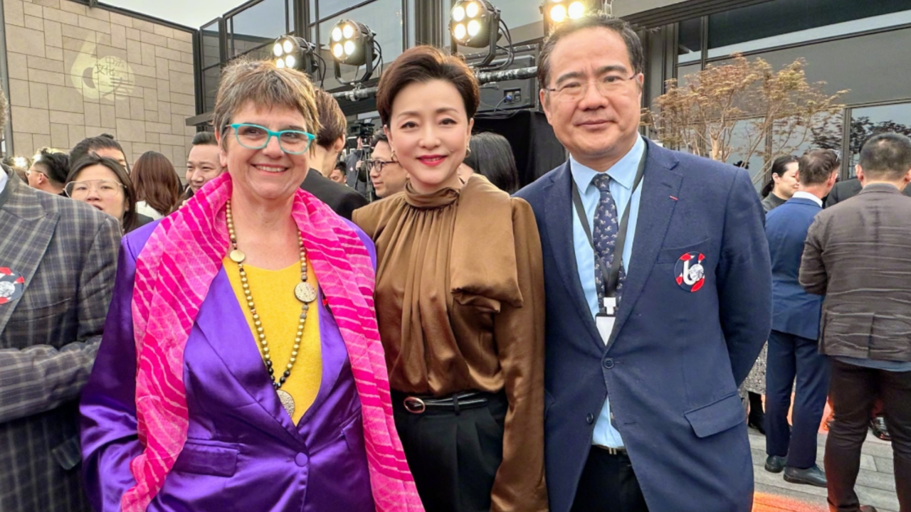 杨澜高调亮相酒会与老外合影,气质出众妆容精致,56岁仍显年轻