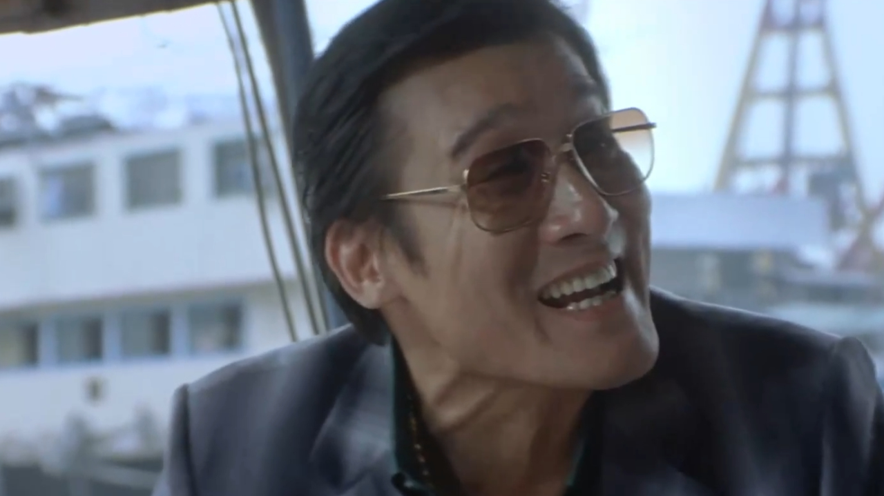 梁家辉故意刁难张家辉,让其吃勺子,不料他吃得嘎嘣脆