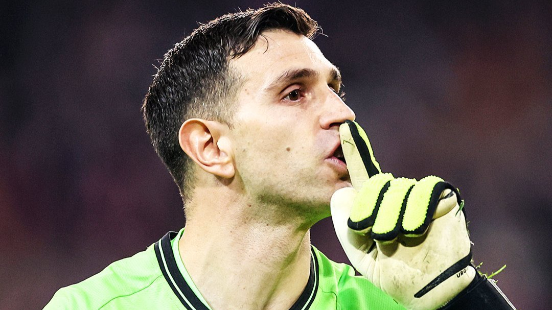 大马丁点球大战两扑点:做闭嘴手势 舞蹈庆祝 现世界杯名场面