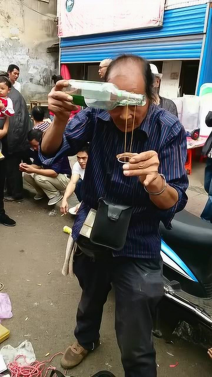 高手在民间老大爷街头表演魔术简单一招竟看不出任何破绽
