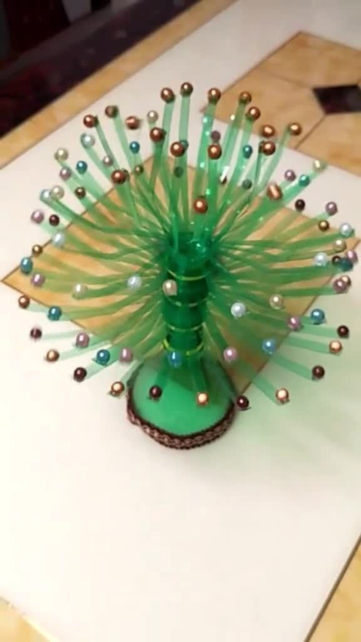 幼儿园手工作品,四个小雪碧瓶子做的满天星摆件,这是教程一