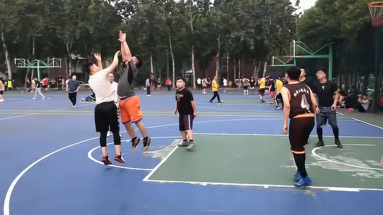 野球场永远充满活力,速来围观郑州轻工业大学校园篮球的劲爆