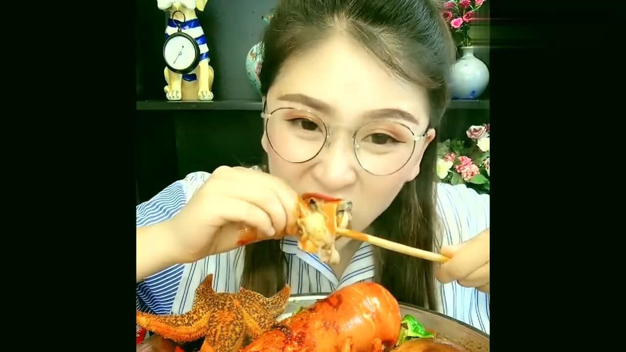 小姐姐在家吃海鲜这都看得流口水了吃出幸福的味道