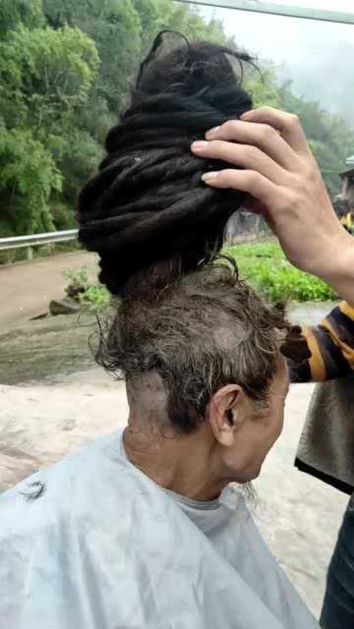 大爷大爷你真难,敢粘青丝头上盘,一层一层盘的圆,没洗头发有10年