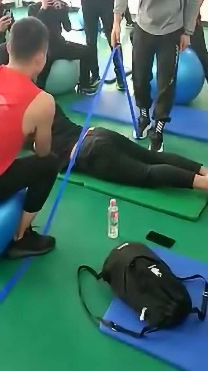 打赌输了，竟然用这种方法来惩罚，我以后再也打赌了！_高清