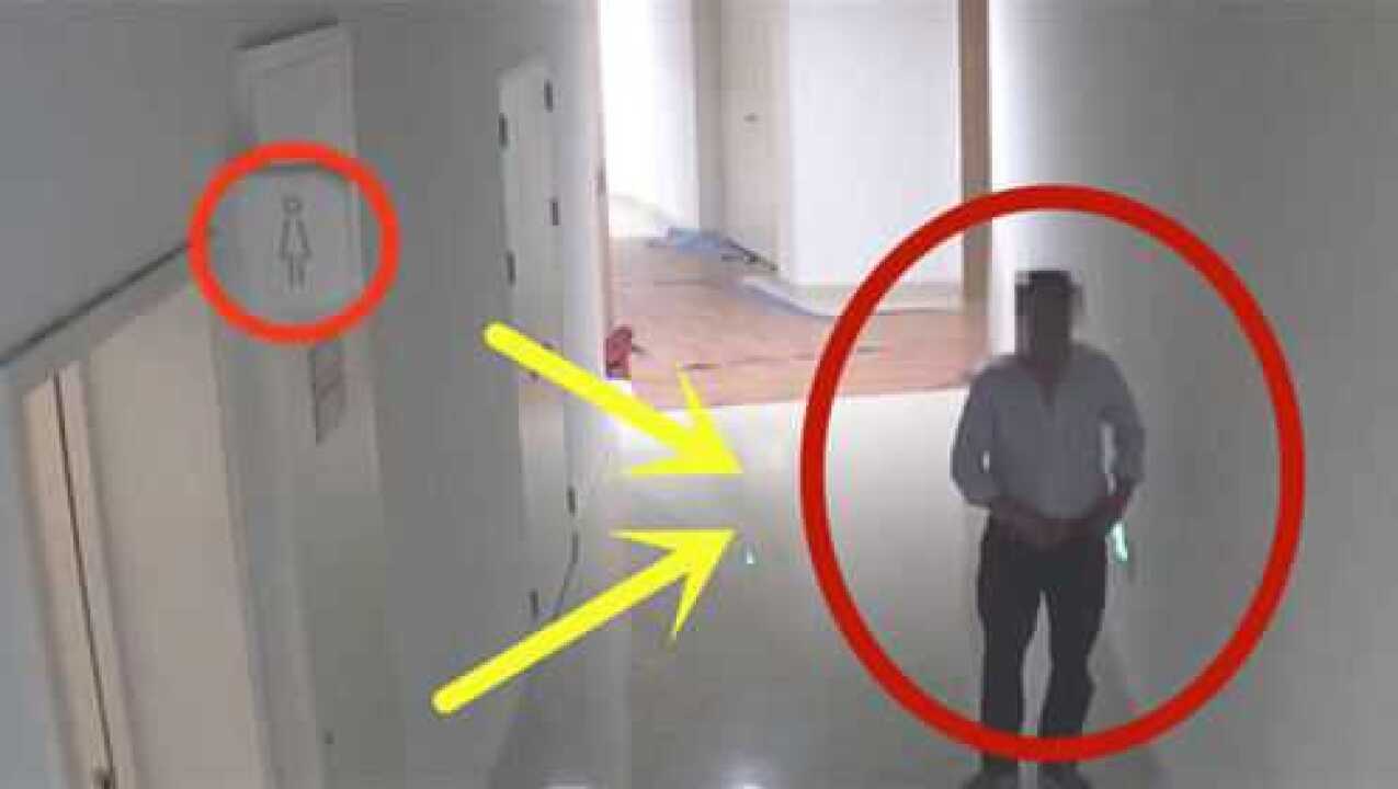 53岁男子偷看美女上厕所，谎称不认字走错门，监控记录不齿一幕_高清