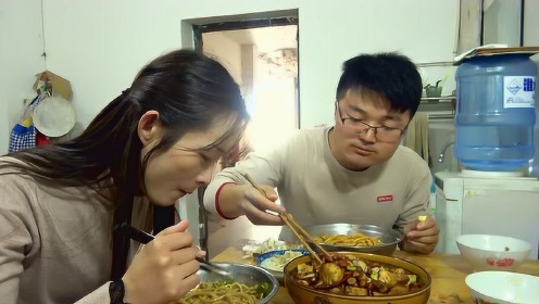 大sao想偷吃脆皮鸡翅,媳妇碰个正着