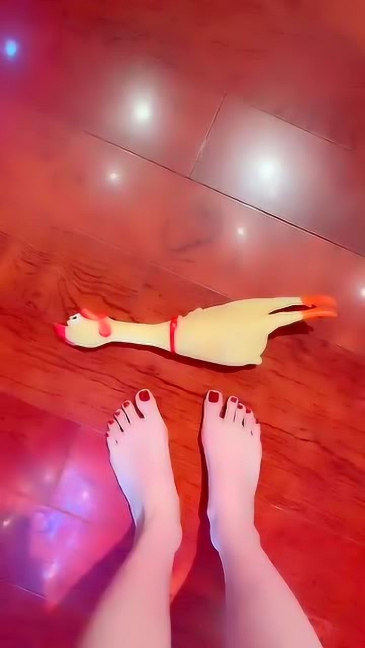 谁还没个才艺啊美脚踩鸡