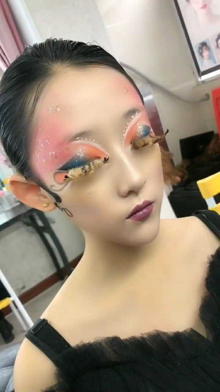 睫毛精?夸张的创意妆