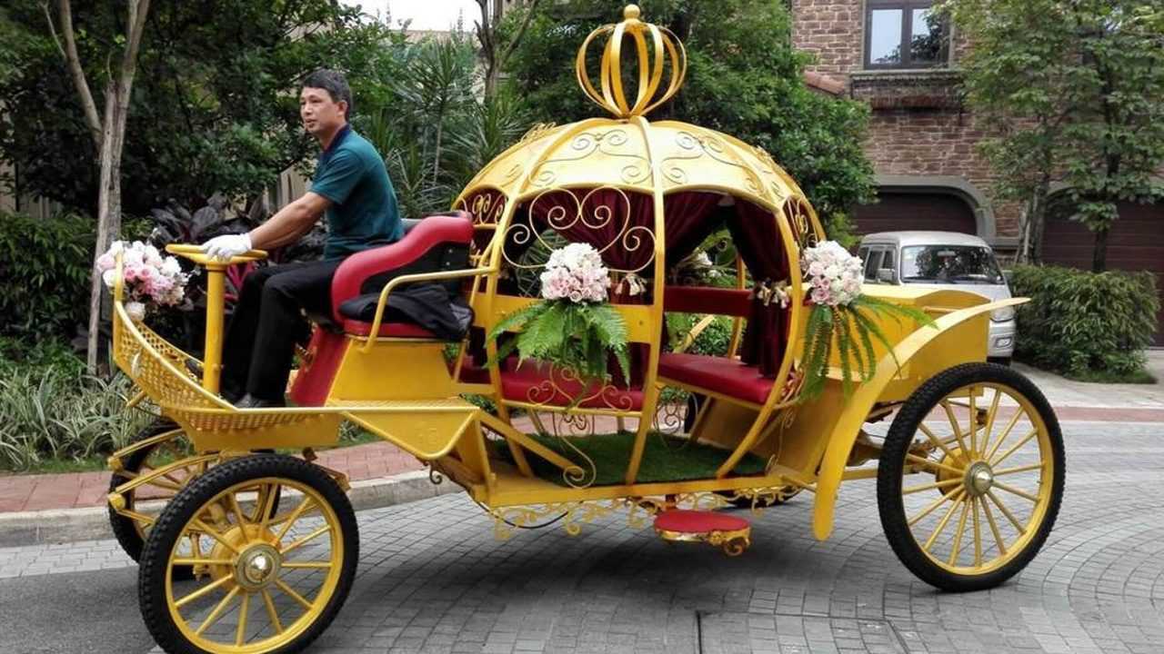 灰姑娘的魔术棒小女孩棒子一挥出现一辆马车