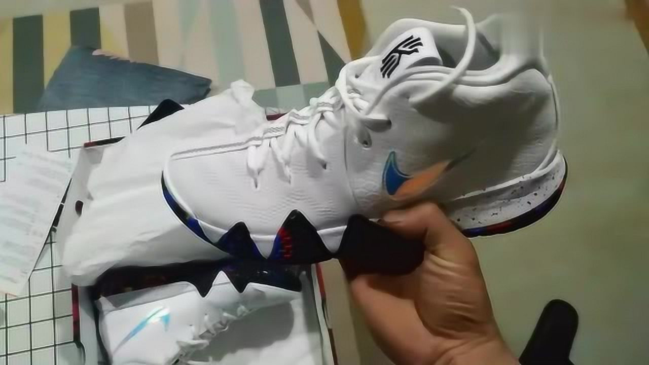 新球鞋开箱,欧文4代纯白彩虹底,球场撩妹利器!