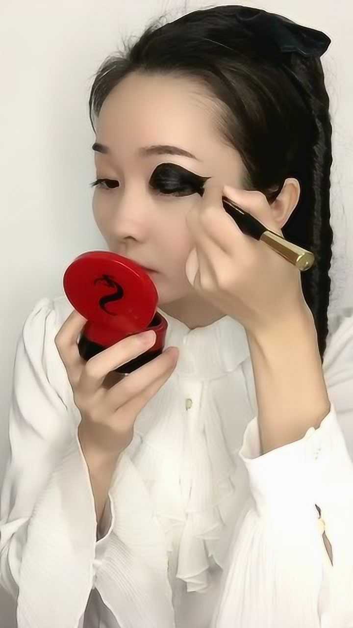 小姐姐画熊猫妆上街