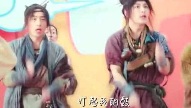 贾乃亮和贾云馨演唱《大王叫我来巡山》,甜馨笑起来真的好可爱!