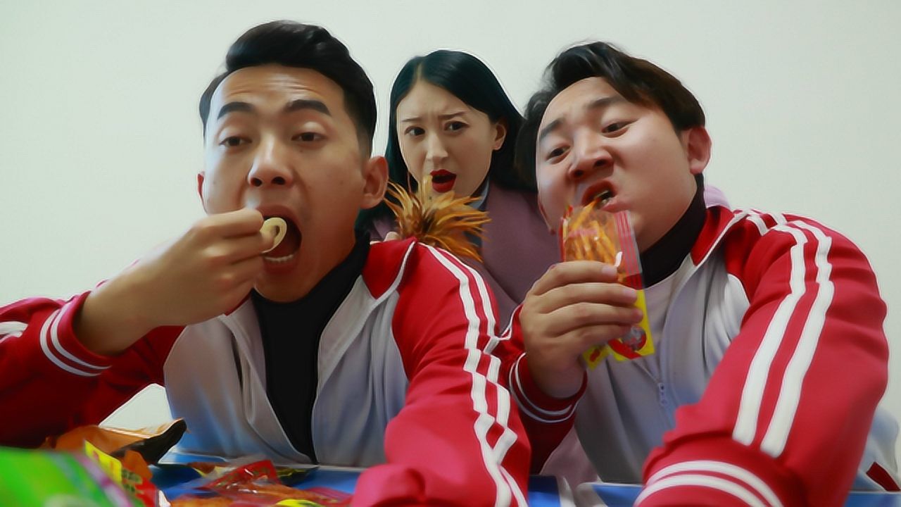 学生在教室里偷吃,学霸不小心吃完了老师的零食,老师的表情真逗
