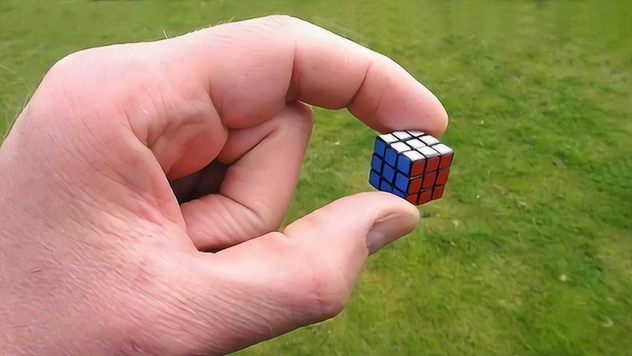 世界上最小的魔方只有指甲盖大小全部复原估计手指都酸了