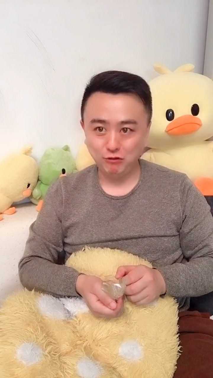 哎呀!我就放个屁拉出就一裤子屎