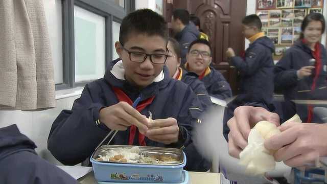 浙江一所中学预防流感,1600名学生每天吃150斤醋大蒜:很香