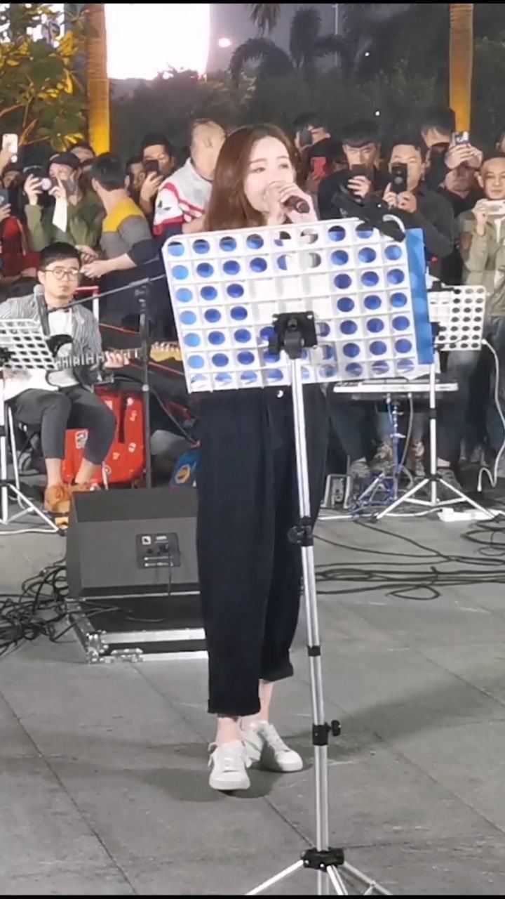 戴羽彤翻唱歌曲《红色高跟鞋》