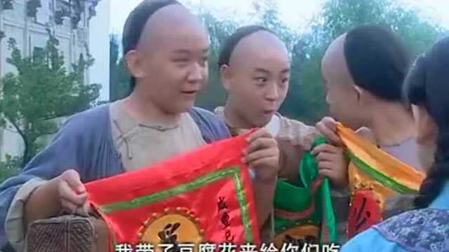 梁威给三位少年颁发锦旗,下一秒和梁宽演独角戏,却遭到老师嫌弃