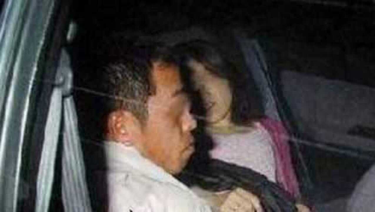 女大学生在家门口，被醉酒男拖入车内疯狂“性侵”，监控拍下全过程！_腾讯视频