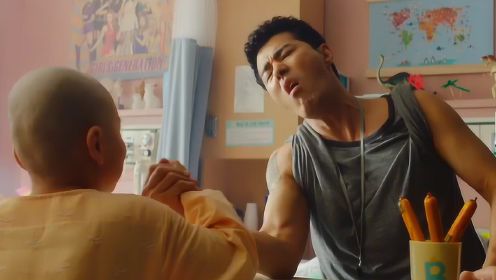 一部韩国电影《加油，李先生》：光头女儿和傻大个父亲的感人故事