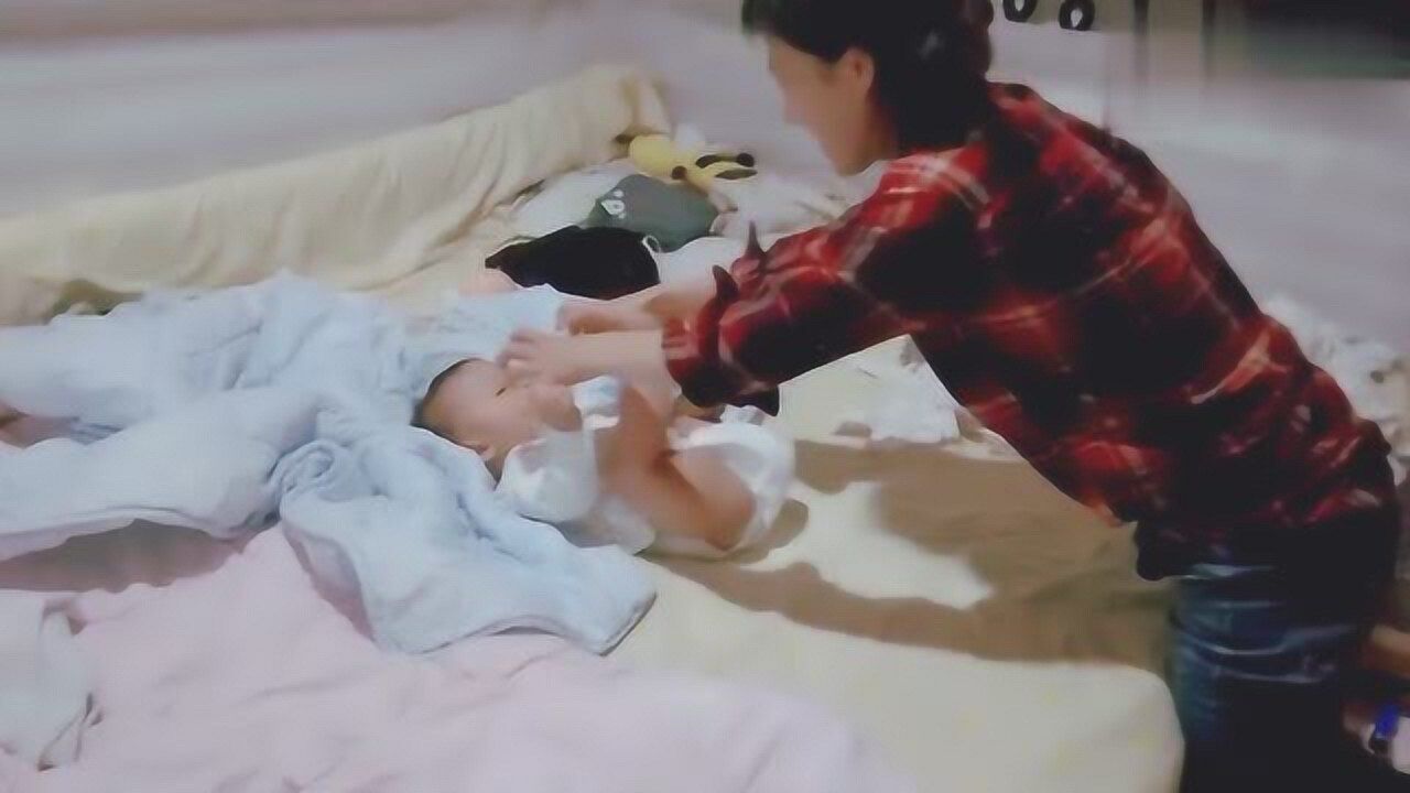 儿子洗完澡妈妈抱着狂亲，儿子忍无可忍霸气回击，妈妈气坏了_腾讯视频
