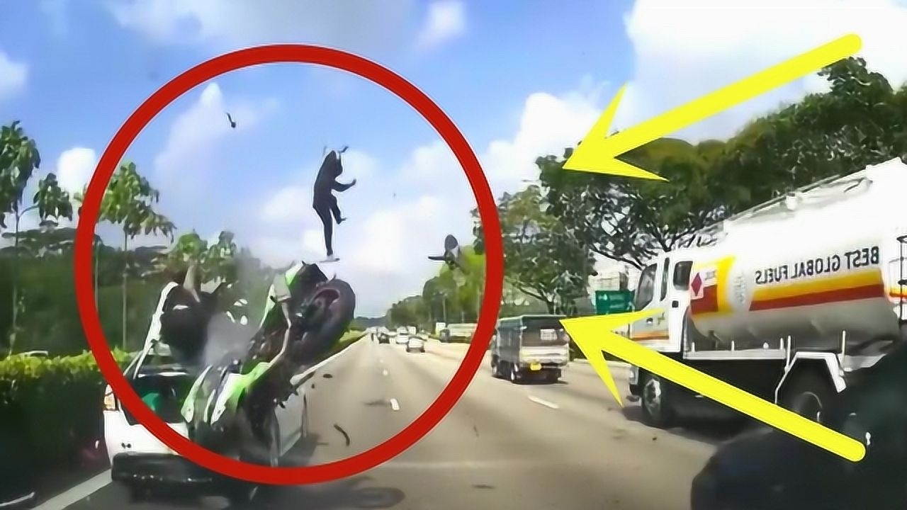 惊险!2人骑摩托车马路上"狂飙",下一秒猛撞小车"飞出"丧命