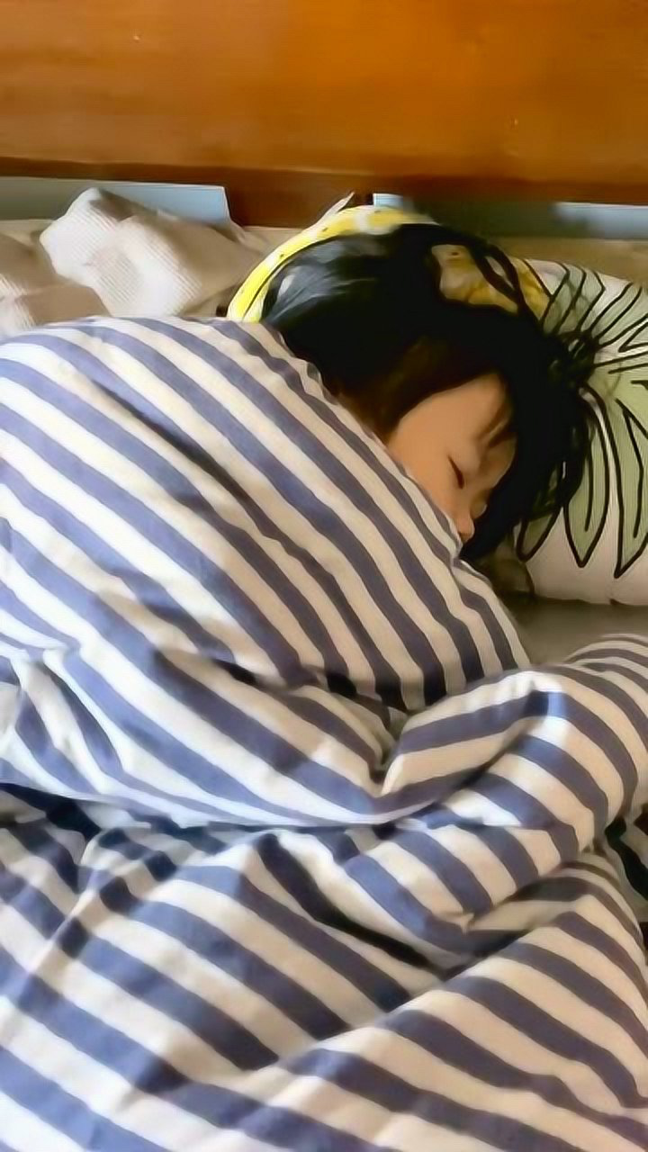 差点忘了,穿尿不湿的每天都是周末,睡不着也是应该的!