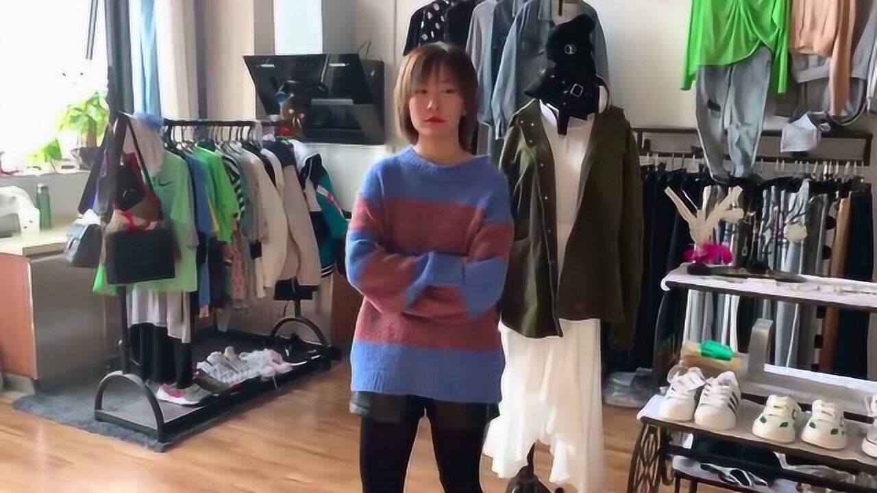 服装店的老板娘穿的丝袜好漂亮她在屋里踢毽子小伙偷拍了她