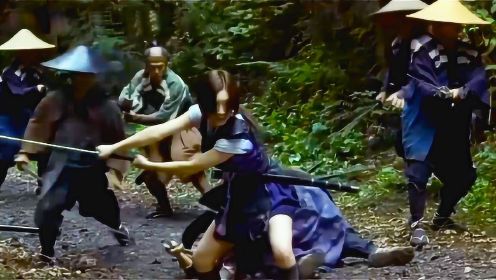 武侠电影片段：日本幕府军队途径森林，突然队伍大乱惨叫连连