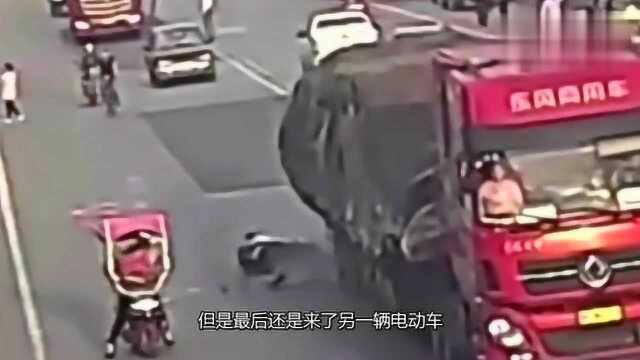 可怕电车美女刚过了马路,2秒后突然钻进车底,监控爆出全程