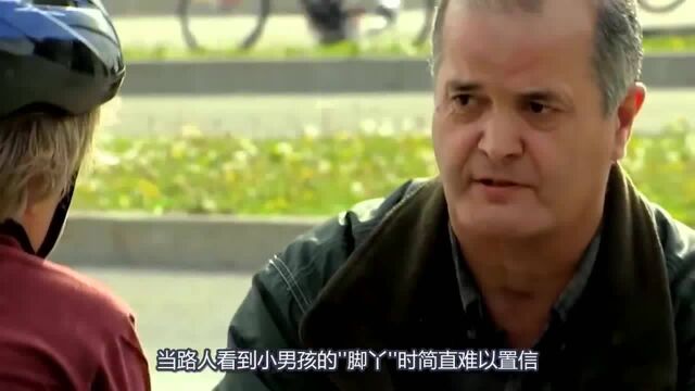 小男孩的脚丫和常人不同竟是一只手,路人个个被吓到,认真的吗?