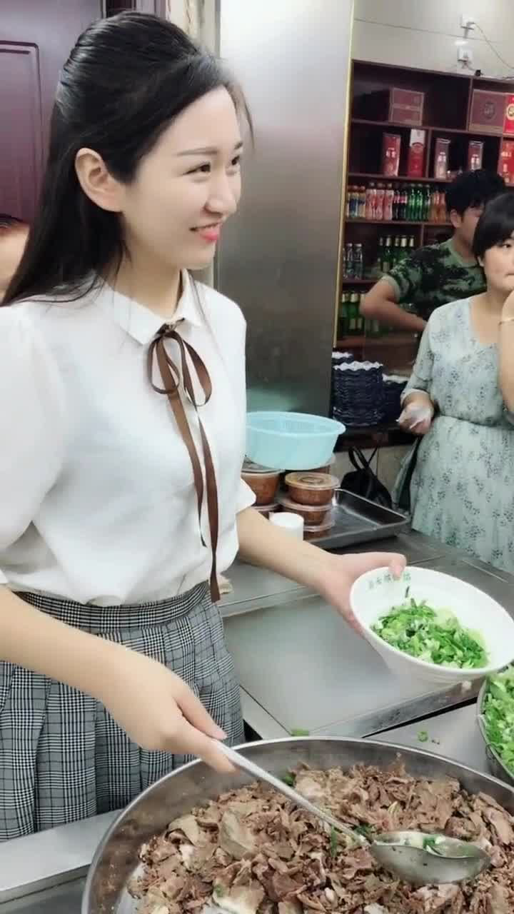 楼下饭店老板娘，人不仅长得漂亮，她家的饭也很好吃_高清1080P在线观看平台_腾讯视频