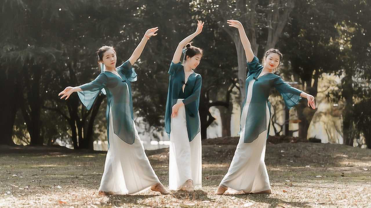 气韵婉转似流水!小姐姐翩翩开跳古典舞,打动人心