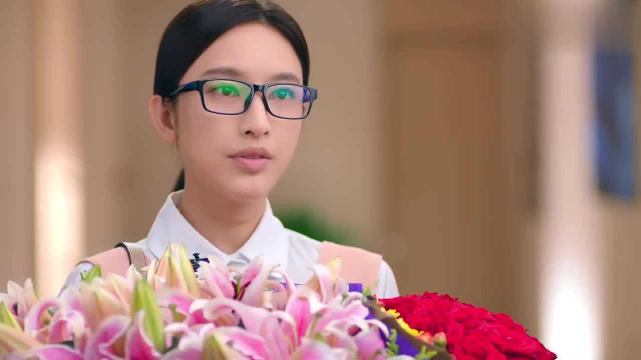 大话红娘:晓晓被人送花遭教授说教,席婉玲的反应没谁了!