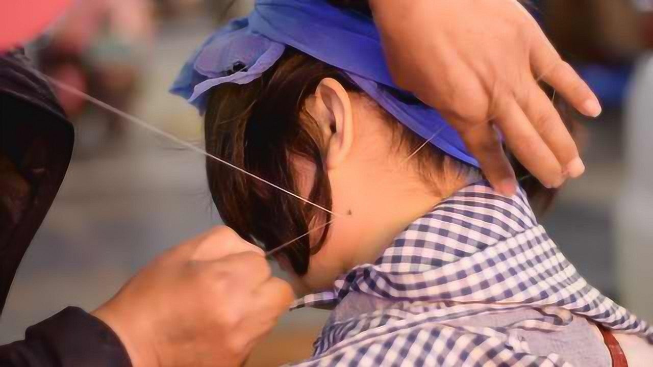 传统美容手艺!大妈摆摊用线刮脸30年,十块钱一个