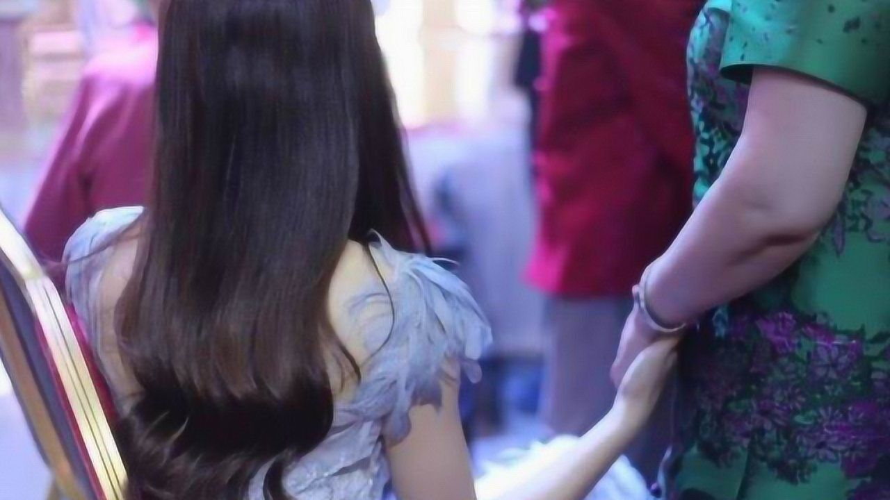 女孩和男友同居一年后，大小便失禁每天穿尿不湿，女孩：很后悔满足他！_高清