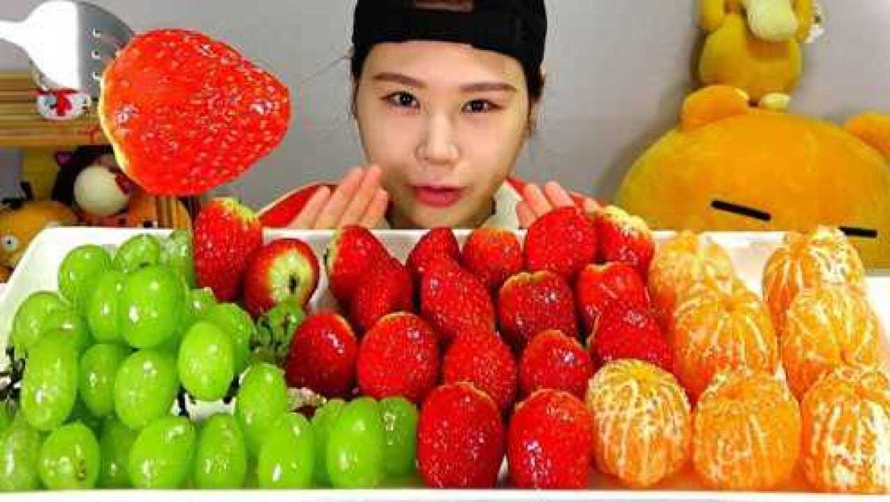 韩国小姐姐卡妹吃播各种美味水果场面真是五彩缤纷