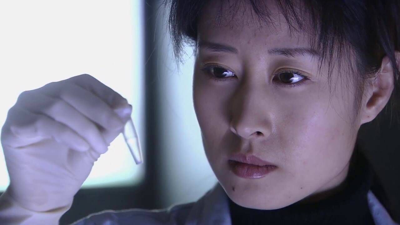 案发现场:女警察对死者进行尸检,谁知无意中看到鼻孔,找到线索