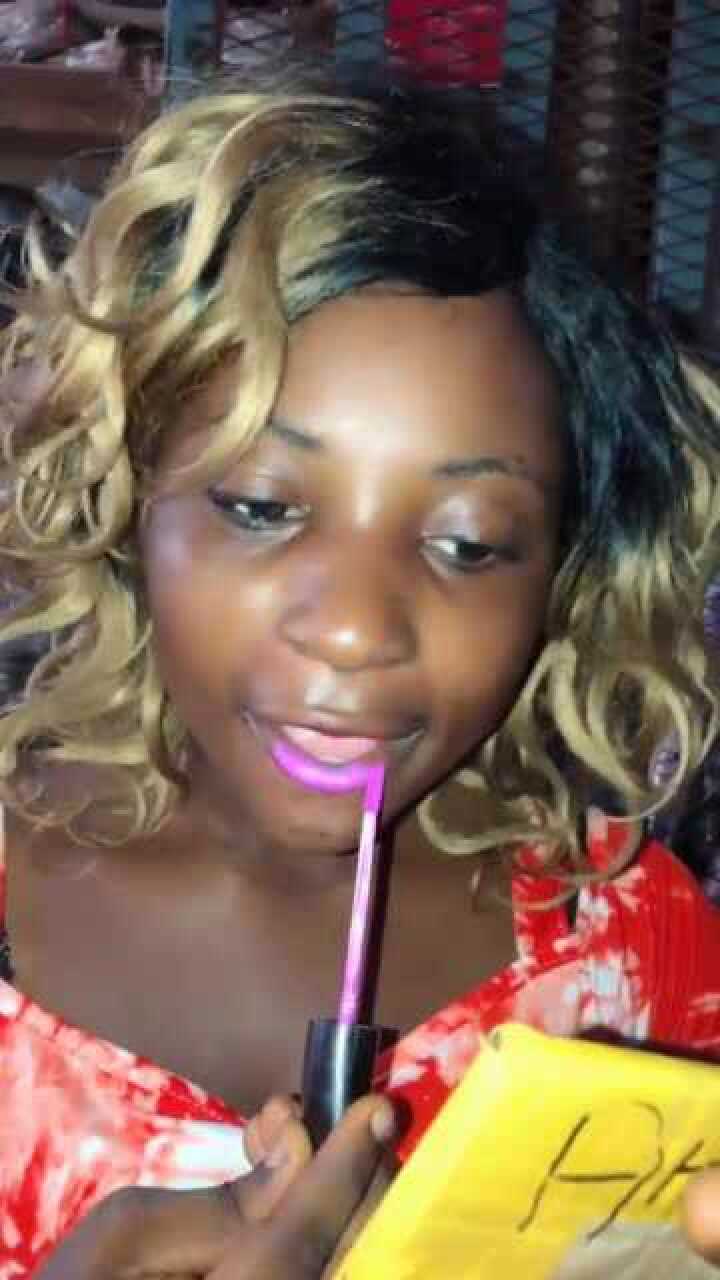 非洲的黑人小妹这样涂口红,只需要涂下面,要的就是这个感觉