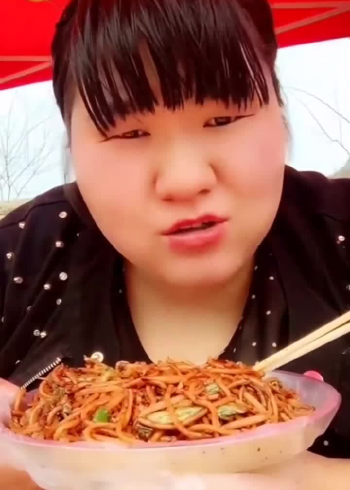 胖圆圆又在吃东西,胖妞吃啥都香,260斤的肉不是白长的